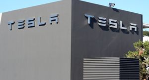 Tesla обвиняет Rivian в промышленном шпионаже