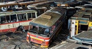 Перевернутые автобусы нашли в одном из ангаров Норильска (фото)