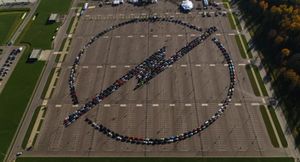 В России собрали самый большой логотип Opel из автомобилей марки