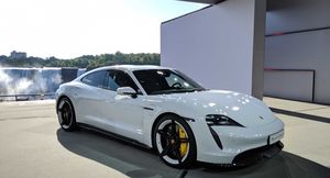 Электромобиль Porsche Taycan впервые обошёл по продажам легендарный Porsche 911