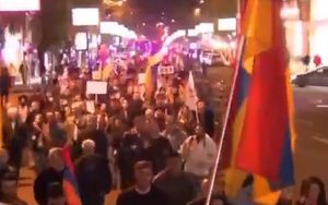Вышедшие на улицы армяне скандировали оскорбления в адрес президента России Владимира Путина