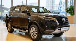 Внедорожник Toyota Fortuner подорожал в РФ и получил новую комплектацию