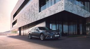 Обновленный Lexus ES поступил в продажу в России