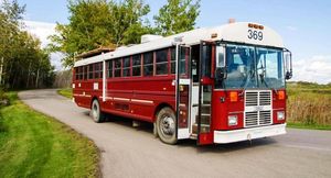 Школьный автобус Blue Bird был заботливо переделан в дом на колесах