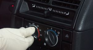 Почему на некоторых авто печка начинает греть сразу после запуска холодного двигателя?