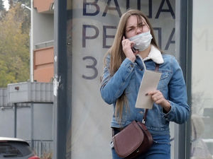 В Москве решили штрафовать за неплотно обжимающие нос маски