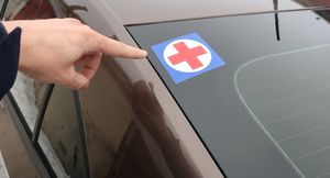 Что означает медицинский крест на стекле автомобиля?