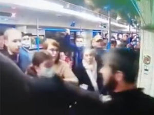 В московском метро пассажиры скрутили агрессивного мигранта с ножом