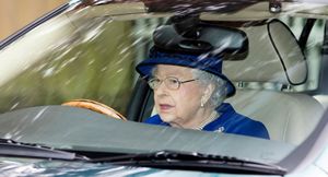 Королеву Великобритании Елизавету II сфотографировали за рулём универсала Jaguar