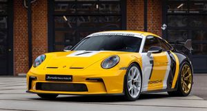 Компания Porsche показала спорткар Porsche 911 GT3, украшенный в честь победы модели 956 в гонке "24 часа Ле-Мана"