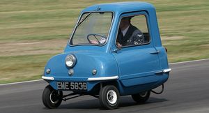 Миникар Peel P50. Надоело ехать, взял за ручку и потащил