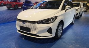 К выходу на рынок готовится обновленный BYD e6: минивен уже показали на «живых» фото