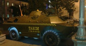 Tank Taxi: британский таксист развозит клиентов на БТР