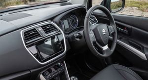 Новый Suzuki SX4 2022 засняли рядом с Vitara