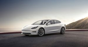 Стекло Tesla Model 3 защитило водителя от тяжелого камня