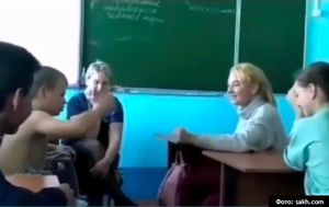 На Сахалине учительница провела со школьниками игру на раздевание