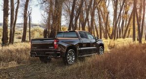 Трёхосный пикап Chevrolet Silverado с запредельной мощностью сделали схожим на Cadillac