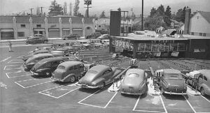 Что это — необычная парковка из 40-х? Фото