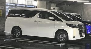 В Сети показали доработанный Toyota Alphard