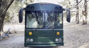 Видео: старый школьный автобус превратили в уютный дом на колесах