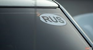 Что обозначает наклейка на автомобиле с изображением питбуля?