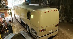 Старый американский автобус GMC превратили в стильный дом на колесах