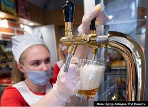 Онищенко назвал безобразием предложение разрешить продажу пива на заправках