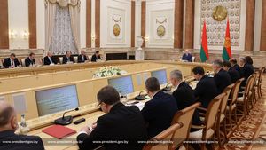 Лукашенко распорядился зачистить предателей в поликлиниках