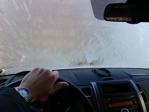 Как сделать, чтобы не замерзало лобовое стекло на автомобиле