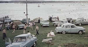 9 атмосферных фото времён СССР с автомобилями: техосмотр в ГАИ, автопикник на озере