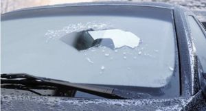 Как убрать лёд с лобового стекла: 5 ошибок водителей