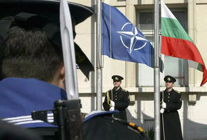 Министр обороны и экс-президент Болгарии выступили против размещения контингента НАТО на территории страны