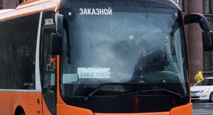 Что означает таблица «Заказной» на стекле автобусов?