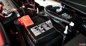 Можно ли снимать аккумулятор при запущенном двигателе на современных автомобилях?