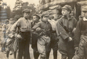Уехали в лагерь и вернулись через 2,5 года: как дети из Петрограда совершили кругосветку, убегая от войны