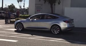 Владелец Tesla поймал вандала по своей автомобильной камере
