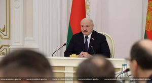 Лукашенко призвал протестующих в Казахстане встать на колени перед военными