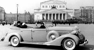 Парадные кабриолеты: какие авто можно было увидеть на Красной площади в разные годы