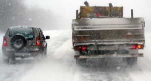 Водителям в РФ рассказали, как перестраиваться на заснеженной дороге