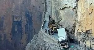 В Китае грузовик чудом не упал в пропасть на горной дороге