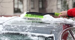 Автоэксперт Сидоров дал советы по очистке авто от снега и льда