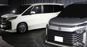 Toyota запустила продажи четвертого поколения гибридных минивэнов Noah и Voxy в Японии