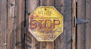 История возникновения дорожного знака STOP