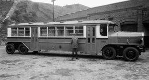 Низкопольный довоенный автобус с гибридной трансмиссией и полным приводом 8×8