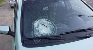 Верховный суд пояснил, что будет грозить водителю если из под колёс его автомобиля в другой отлетит камень.