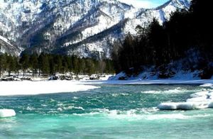 Тайна Катуни: почему с приближением зимы на Алтае возникают бирюзовые озера