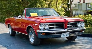 Поколения спортивного автомобиля Pontiac GTO