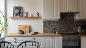 8 кухонь с отдельно стоящей плитой, которые выглядят стильно (не обязательно встраивать)