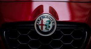 Компания Alfa Romeo показала переднюю часть и приборную панель внедорожника Tonale