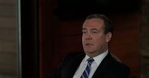 Медведев высказался об антиваксерах (опрос)